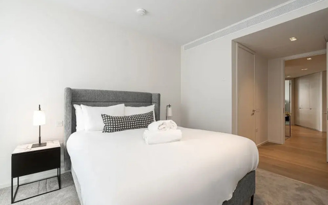 Stunning Three-bedroom Apartment on the River
