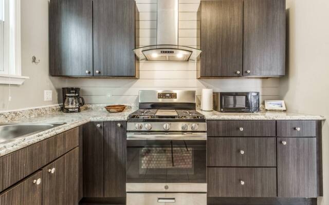 Great 6 Bedroom Peaceful Family Retreat in the University District