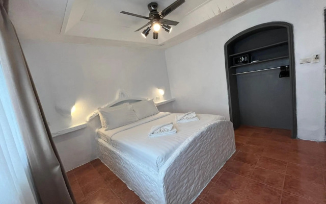 Big Boys' Bed & Burger