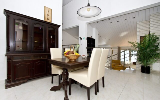 Luxury apt w Pool, 3 Balconies, Terrace & sea View