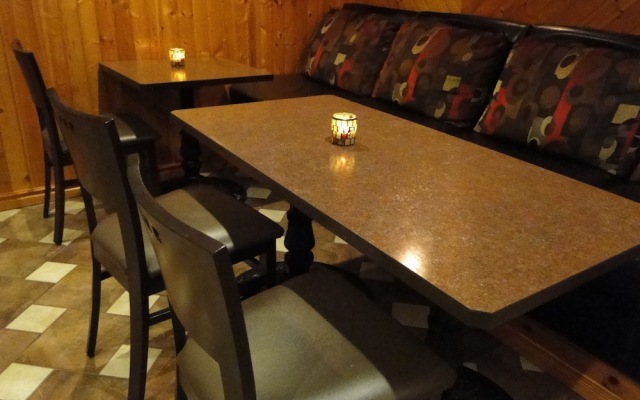 Pinewood Motor Inn