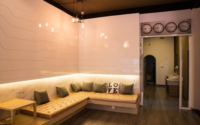 Bed Box Khaosarn Hostel