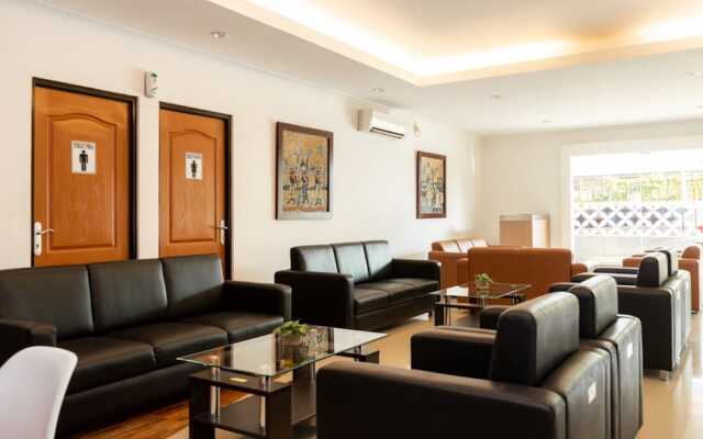 RedDoorz Plus Syariah near Java Supermall Semarang 2