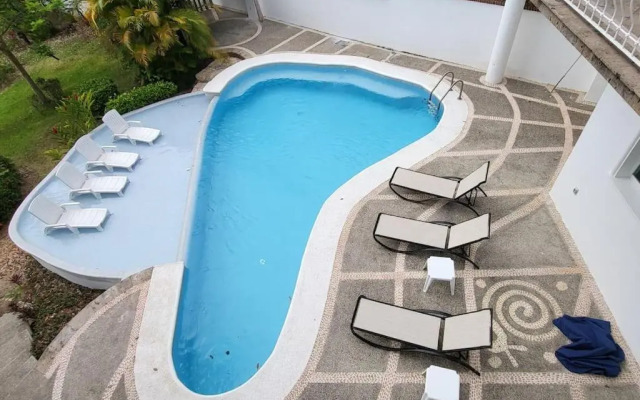 Heated Pool & Chef with Full Staff Included - 30 guest