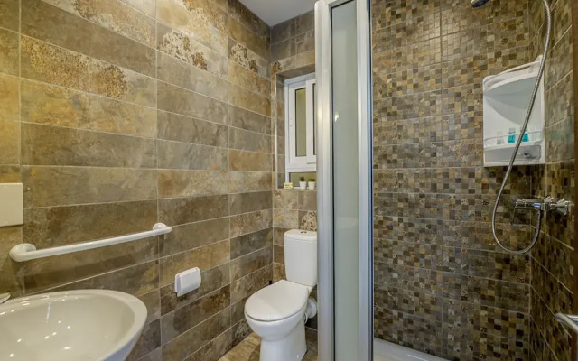 Summer Breeze Penthouse with large Terrace and Hot Tub by Getaways Malta