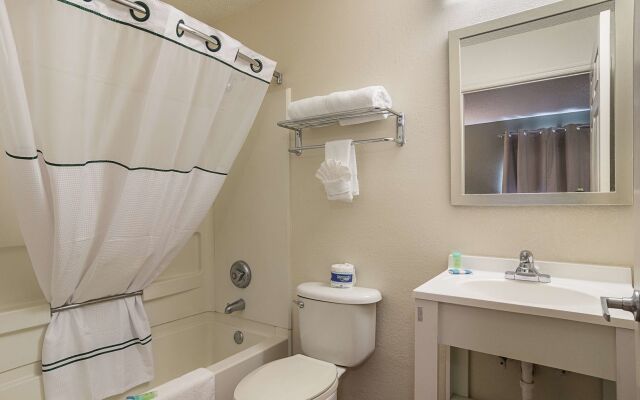 HomeTowne Studios by Red Roof Orlando - Casselberry