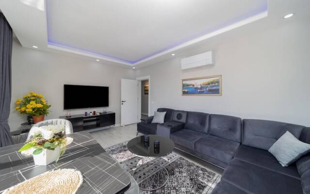 Villa With Pool and Backyard in Kepez