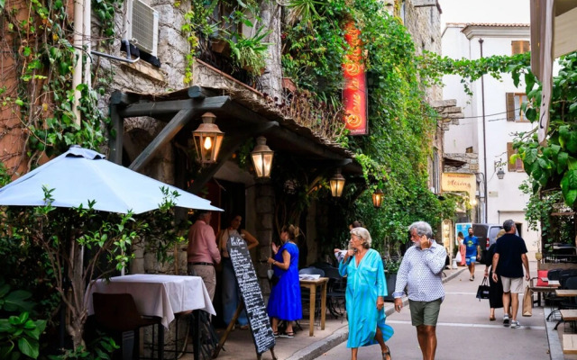 Villa Amelie With 2 Bedrooms and 2 Bathrooms