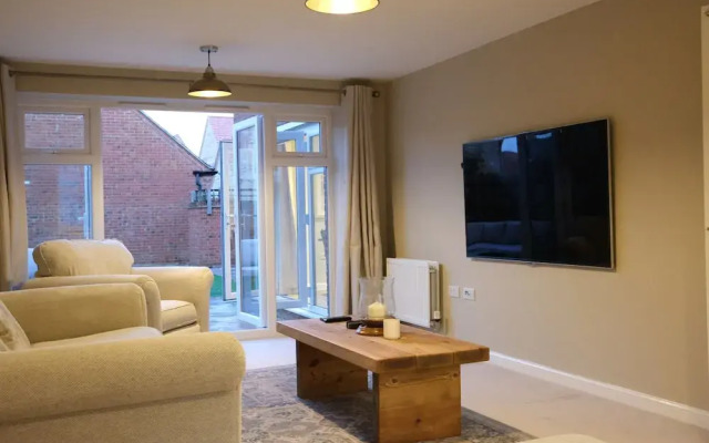 Bicester Villa - 6 Bed - Sleeps 14