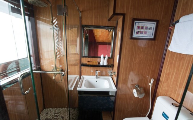 Garden Bay Premium Cruise