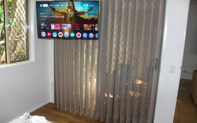 Beach bliss Queen bed BBQ Pool Netflix