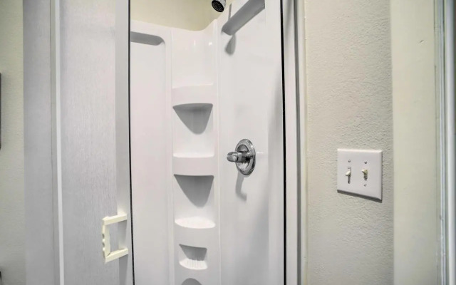 Pet-friendly Cottage, 3 Blocks to Main St!