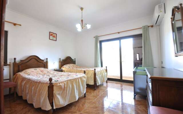 Residential Cul-de-sac Walking Distance to Centre, Private Pool, Free AC & Wifi