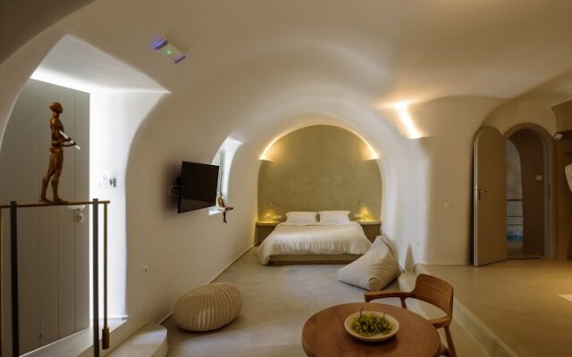 Oia Treasures Art Suites