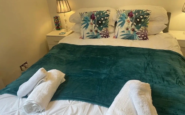 1 Bed Victorian Flat Sleeps 4 - Garden & Patio