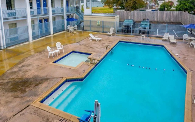 Motel 6 Alexandria, LA - South