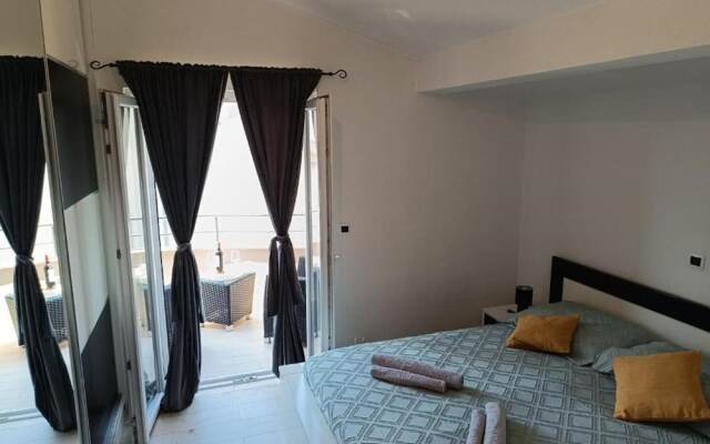 Mit - 100m to the sea - A5 b&w