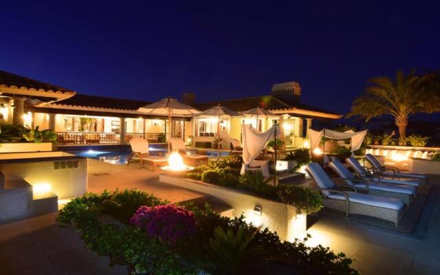 Expansive Villa with Grand Pool Patio, 16-Person Jacuzzi and Perfect for Large Groups