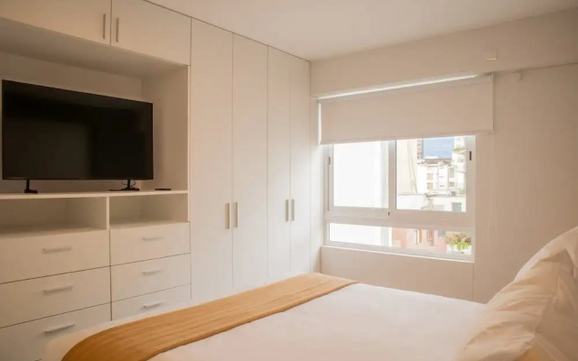 w Inviting 2BR w Balcony in Lively Miraflores