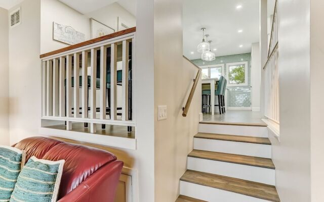 Oceanside Townhouse with Ocean View and Access to the Deck by RedAwning