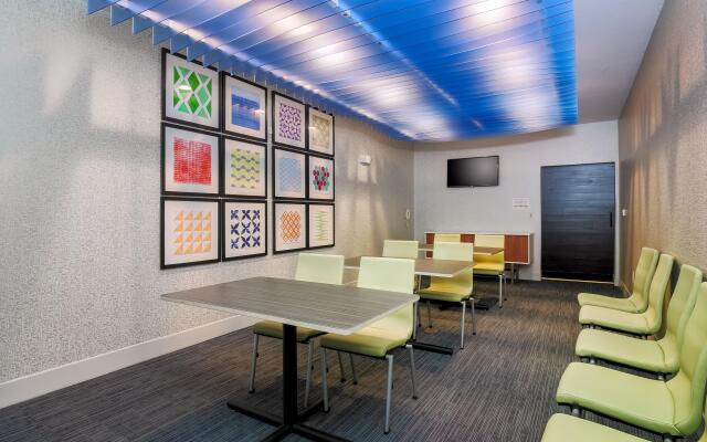 Holiday Inn Express Las Vegas - Stadium Area by IHG