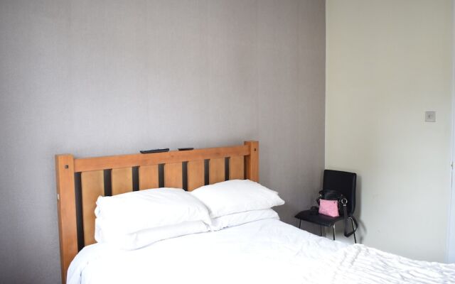 2 Bedroom Edinburgh Apartment Close To Airport