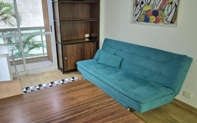 Apartamento com serviços a 300 metros do mar
