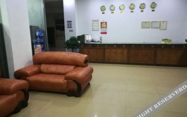 Longxing Business Hotel (Yangchun Railway Station Branch)