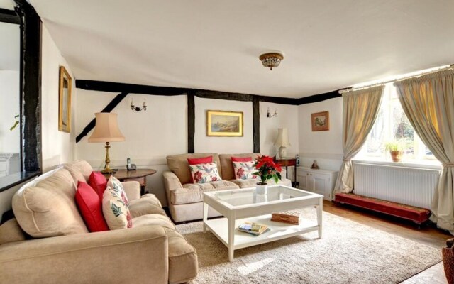 Stunning Holiday Home in Robertsbridge with Private Garden