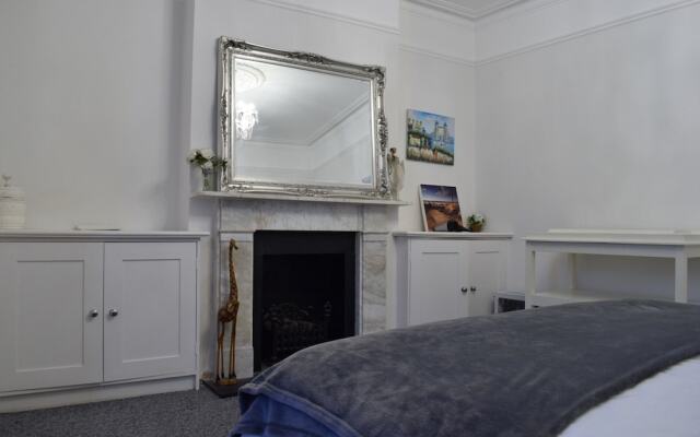 Large 2 Bedroom Garden Flat in Battersea