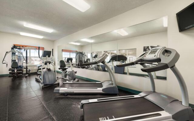 Country Inn & Suites by Radisson, Kansas City at Village West, KS