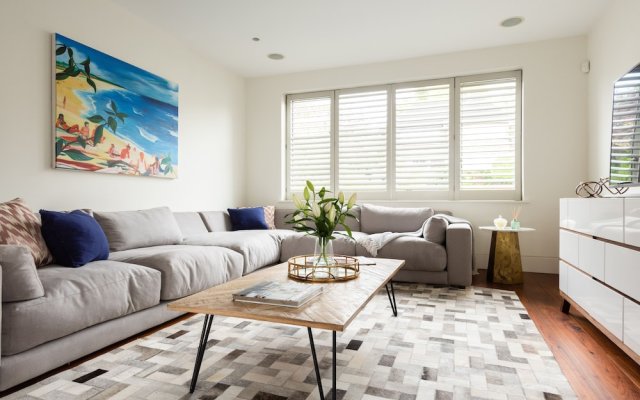 The East Finchley Retreat - 6BDR House with Swimming Pool, Garden, Parking, Pool Table Room