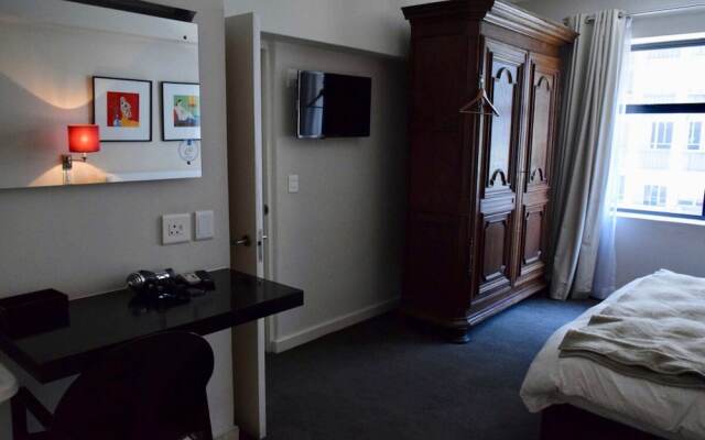 Stylish Apartment with Rooftop Pool & City Views