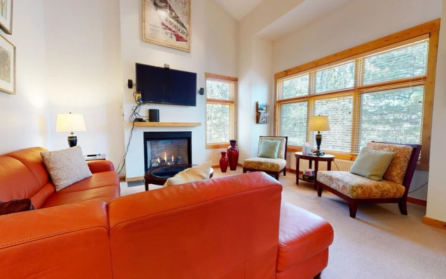 Solstice 18 Beautiful and Modern, Private Washer Dryer, Close to Eagle Lodge by RedAwning