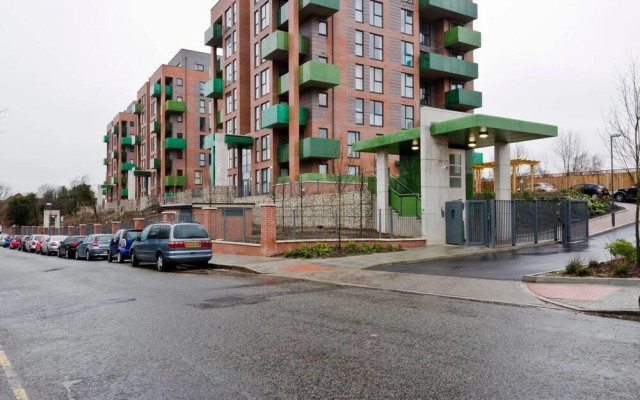 2-bed Apartment Only 15 Mins From Central London