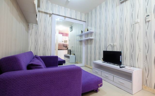 Homey 1BR with Spacious Living Room and Sofa Bed Green Pramuka Apartment