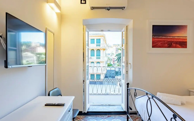 Bright 2BR flat moments from the beach