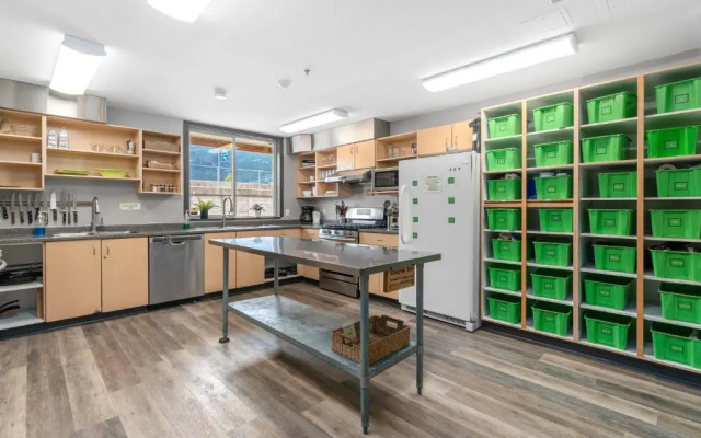 Squamish Adventure Inn & Hostel