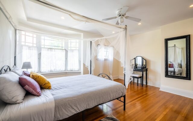Cozy 5 Bedroom House in Downtown Toronto