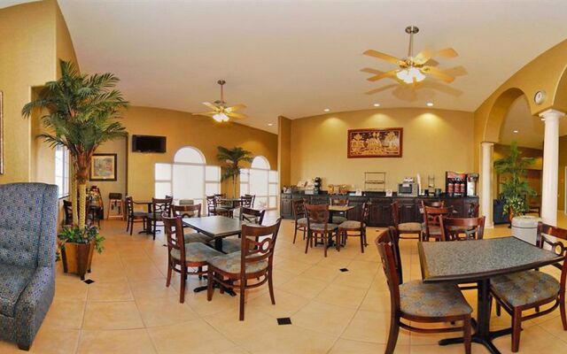 COMFORT INN &amp; SUITES
