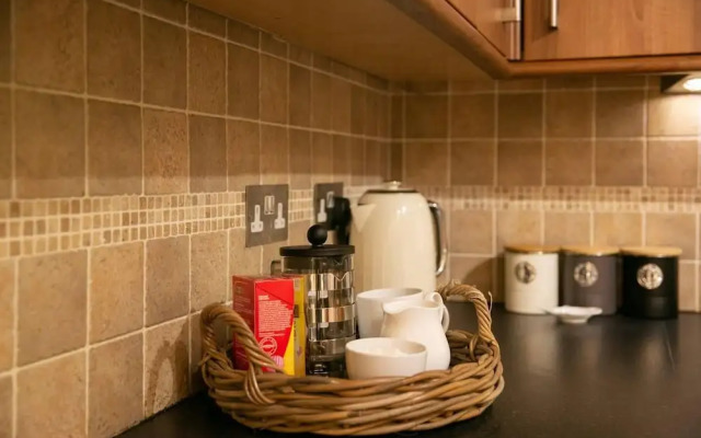 Remarkable 4-bed House Near Leeds Airport