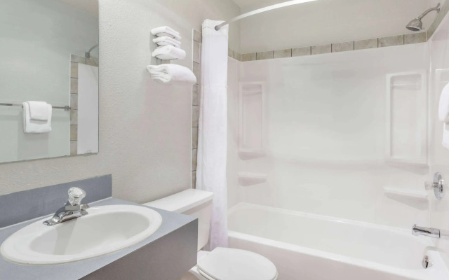 Super 8 by Wyndham Medicine Hat AB