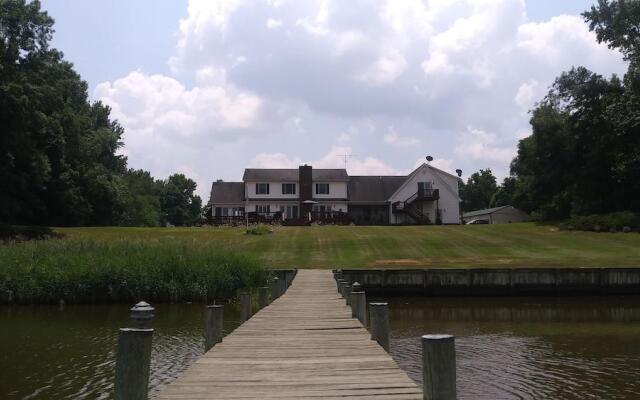 Marvel's on the Creek