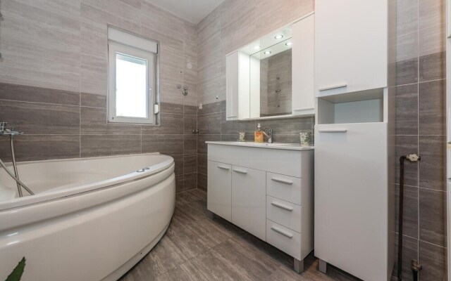 Beautiful Home in Brodarica With Wifi and 4 Bedrooms