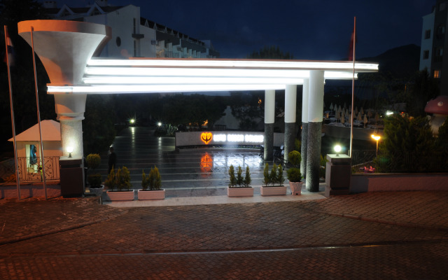 Caprice Beach Hotel