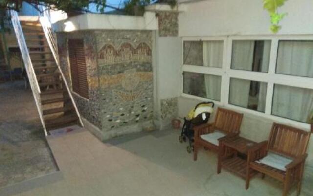 LaRos Apartments