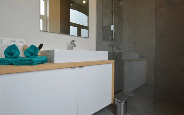 Mansion in Roesbrugge With Garden