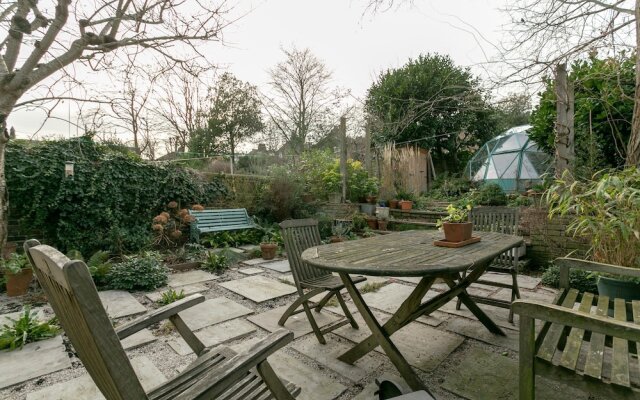 Stunning Flat In West London With A Garden
