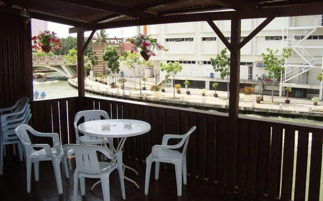 River Golden House - Hostel