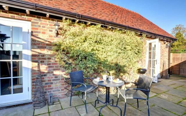 Serene Holiday Home in Linton With Private Swimming Pool